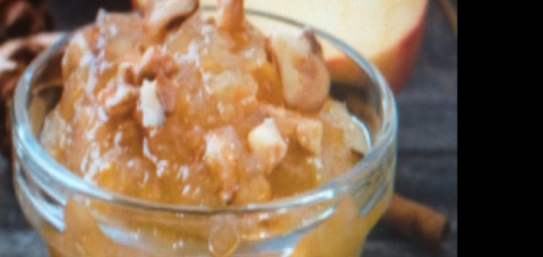 Bratapfelmarmelade mit Zimt und Nüssen