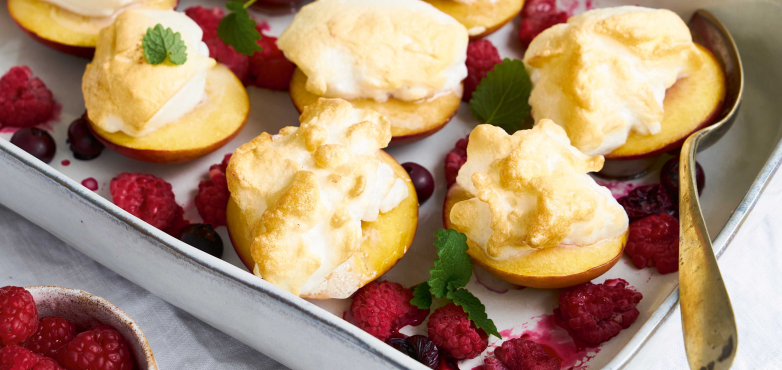 Nektarinen mit Baiserhäubchen & Beeren