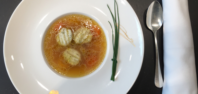 Leichte Hühnersuppe mit  Kräuter-Topfengnocchini