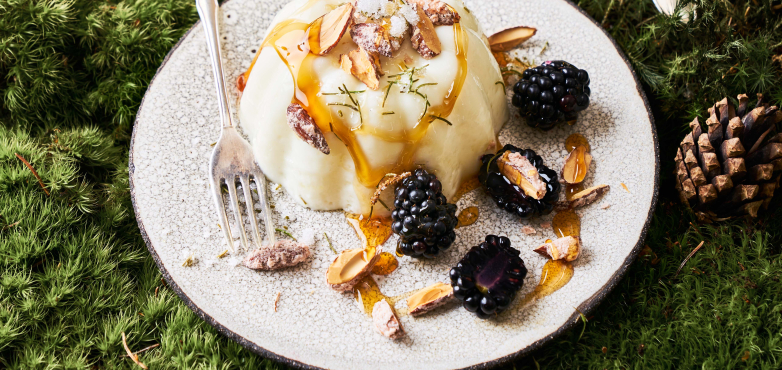 Fichtennadelpudding mit gebrannten Nüssen und Honig