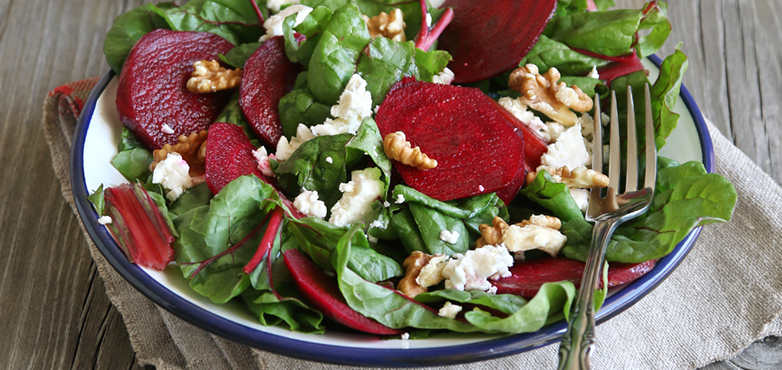 Salat mit Roten Rüben, Spinat und Feta