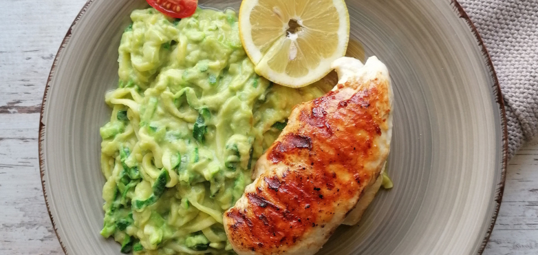 Gebratenes Hühnerfilet mit Zoodles und Avocadosauce