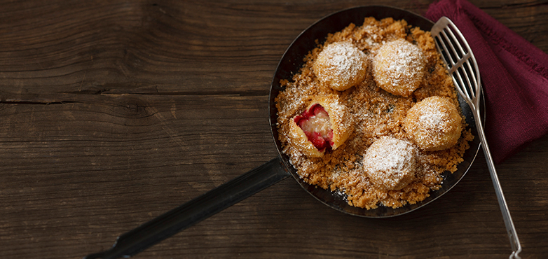 Zwetschkenknödel oder Obstknödel