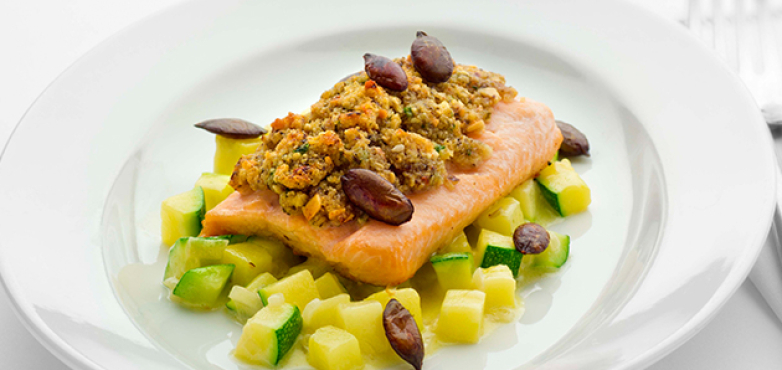 Lachsforelle in der Kürbiskernkruste auf cremigen Zucchini 