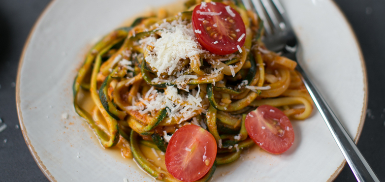 Zucchini Nudeln mit Sugo