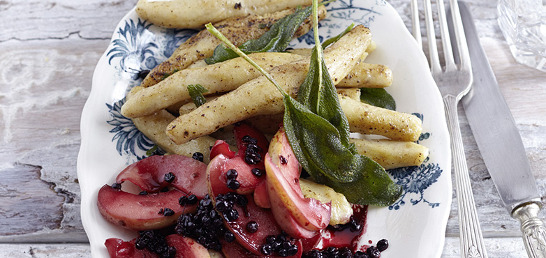 Salbei-Schupfnudeln mit Apfel-Holunder