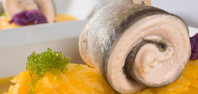 Rollmops von der Forelle auf Kürbiszwiebel