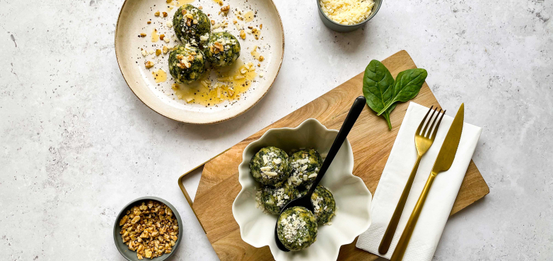 Flaumige Spinatknödel mit Nussbutter